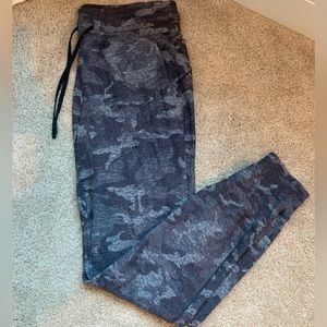 Lulu joggers/ never worn/ perfect condition